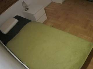 voyeurcam-julmodels-greybed-1