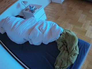 voyeurcam-julmodels-greybed-1