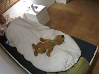 voyeurcam-julmodels-greybed-1