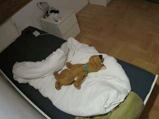 voyeurcam-julmodels-greybed-1