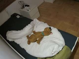 voyeurcam-julmodels-greybed-1