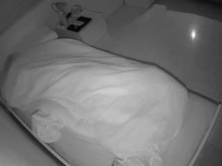 voyeurcam-julmodels-greybed-1