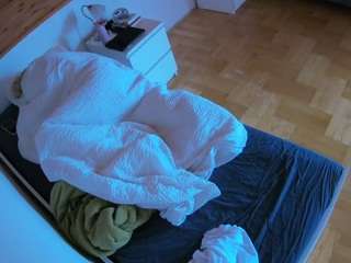 voyeurcam-julmodels-greybed-1