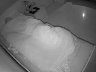 voyeurcam-julmodels-greybed-1