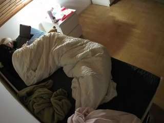 voyeurcam-julmodels-greybed-1