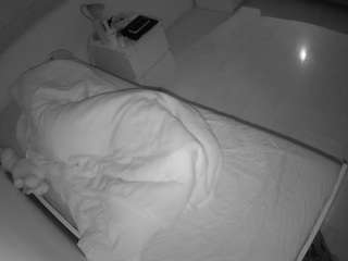 voyeurcam-julmodels-greybed-1