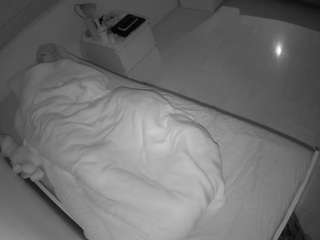 voyeurcam-julmodels-greybed-1