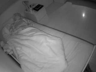 voyeurcam-julmodels-greybed-1