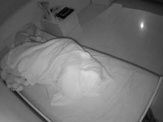 voyeurcam-julmodels-greybed-1