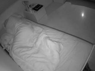 voyeurcam-julmodels-greybed-1