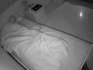 voyeurcam-julmodels-greybed-1