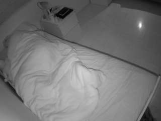 voyeurcam-julmodels-greybed-1
