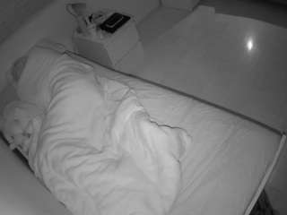 voyeurcam-julmodels-greybed-1