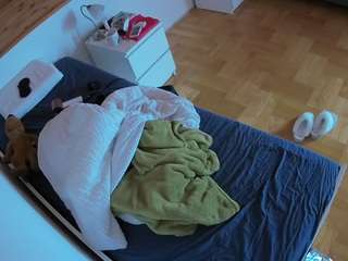 voyeurcam-julmodels-greybed-1 webcam