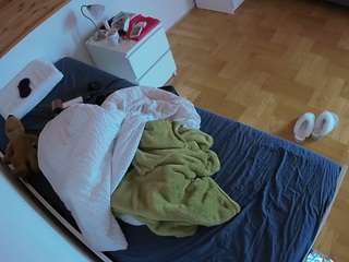 voyeurcam-julmodels-greybed-1 webcam