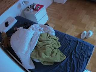 voyeurcam-julmodels-greybed-1