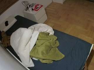 voyeurcam-julmodels-greybed-1