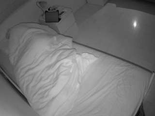voyeurcam-julmodels-greybed-1