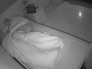 voyeurcam-julmodels-greybed-1 webcam