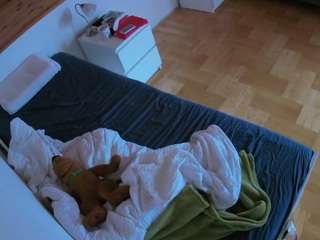 voyeurcam-julmodels-greybed-1