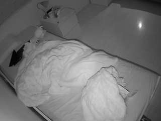 voyeurcam-julmodels-greybed-1