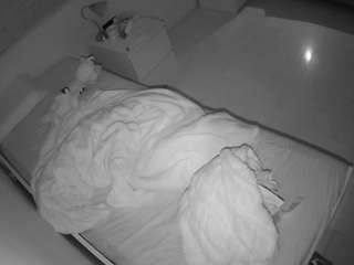 voyeurcam-julmodels-greybed-1