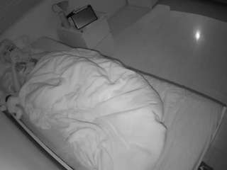 voyeurcam-julmodels-greybed-1