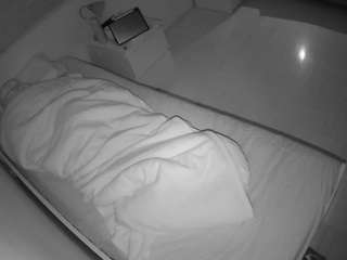 voyeurcam-julmodels-greybed-1