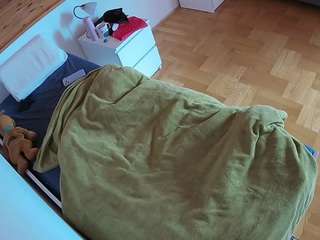 voyeurcam-julmodels-greybed-1