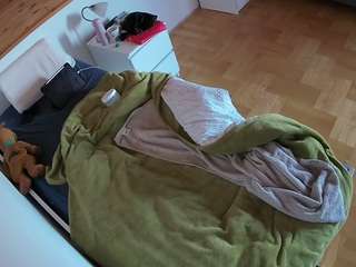 voyeurcam-julmodels-greybed-1 webcam