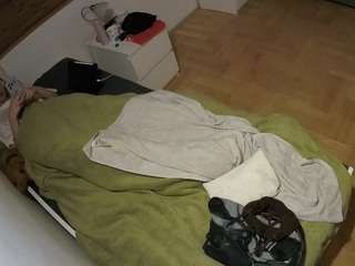 voyeurcam-julmodels-greybed-1