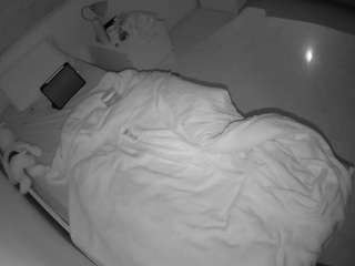 voyeurcam-julmodels-greybed-1 webcam