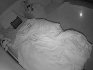 voyeurcam-julmodels-greybed-1