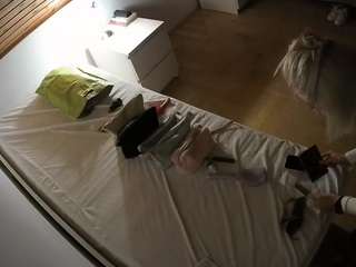 voyeurcam-julmodels-greybed-1