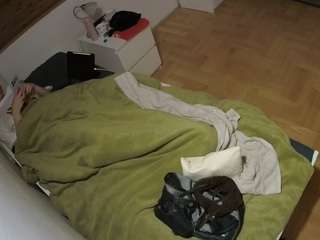 voyeurcam-julmodels-greybed-1