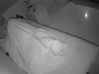 voyeurcam-julmodels-greybed-1