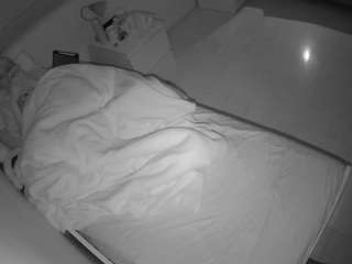 voyeurcam-julmodels-greybed-1