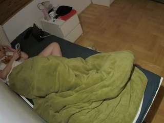 voyeurcam-julmodels-greybed-1
