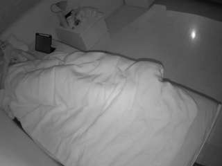 voyeurcam-julmodels-greybed-1
