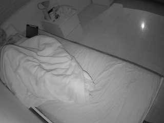 voyeurcam-julmodels-greybed-1