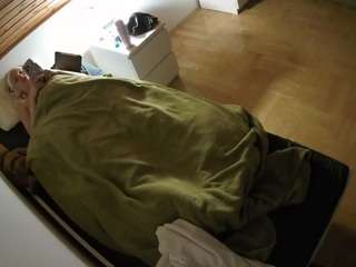 voyeurcam-julmodels-greybed-1