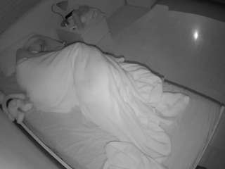 voyeurcam-julmodels-greybed-1