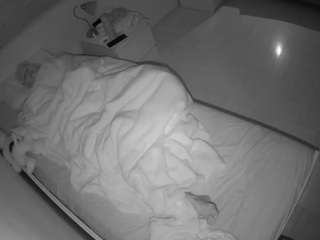 voyeurcam-julmodels-greybed-1