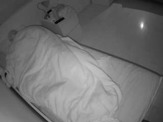 voyeurcam-julmodels-greybed-1