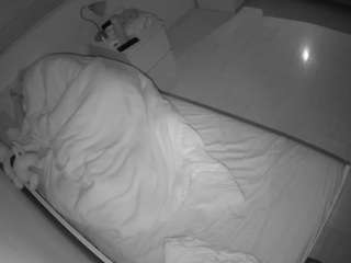 voyeurcam-julmodels-greybed-1