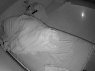 voyeurcam-julmodels-greybed-1