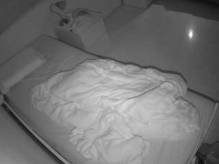 voyeurcam-julmodels-greybed-1 webcam