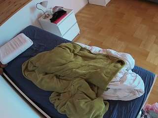 voyeurcam-julmodels-greybed-1