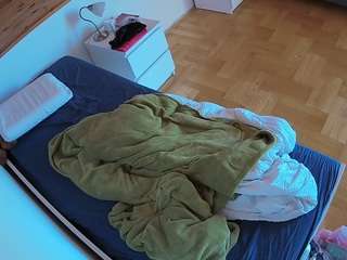voyeurcam-julmodels-greybed-1