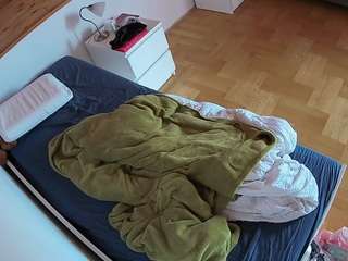 voyeurcam-julmodels-greybed-1